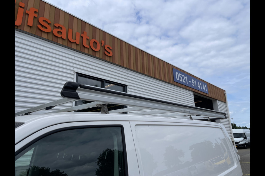 Volkswagen Transporter 2.0 TDI 102pk L1H1 Comfortline / bpm vrij / euro 6 diesel / prijs rijklaar € 16.950 ex btw / lease vanaf € 285 / Bott ingerichte laadruimte / airco / cruise / trekhaak 2200 kg !