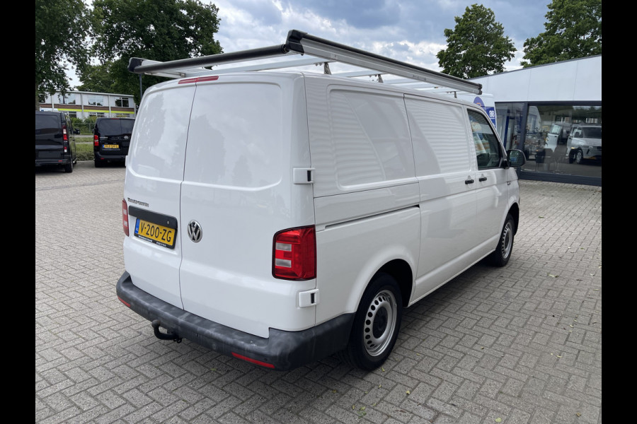 Volkswagen Transporter 2.0 TDI 102pk L1H1 Comfortline / bpm vrij / euro 6 diesel / prijs rijklaar € 16.950 ex btw / lease vanaf € 285 / Bott ingerichte laadruimte / airco / cruise / trekhaak 2200 kg !