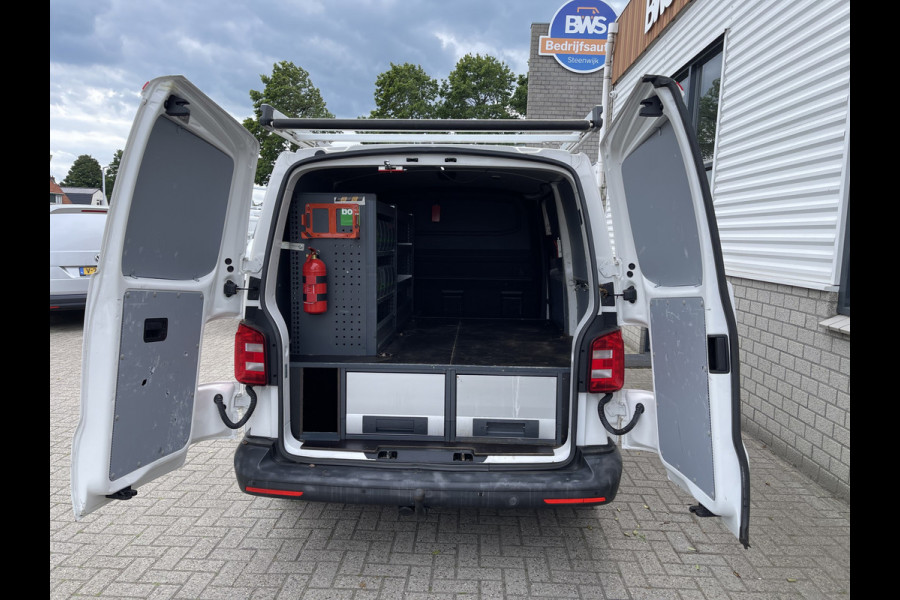Volkswagen Transporter 2.0 TDI 102pk L1H1 Comfortline / bpm vrij / euro 6 diesel / prijs rijklaar € 16.950 ex btw / lease vanaf € 285 / Bott ingerichte laadruimte / airco / cruise / trekhaak 2200 kg !