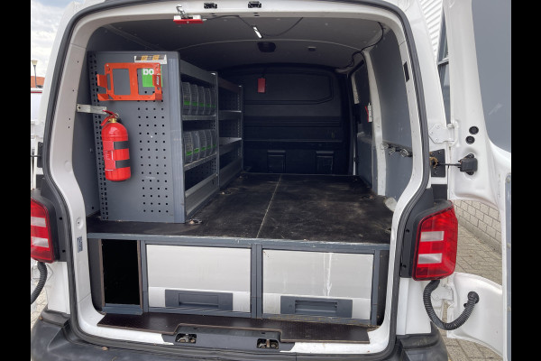 Volkswagen Transporter 2.0 TDI 102pk L1H1 Comfortline / bpm vrij / euro 6 diesel / prijs rijklaar € 16.950 ex btw / lease vanaf € 285 / Bott ingerichte laadruimte / airco / cruise / trekhaak 2200 kg !