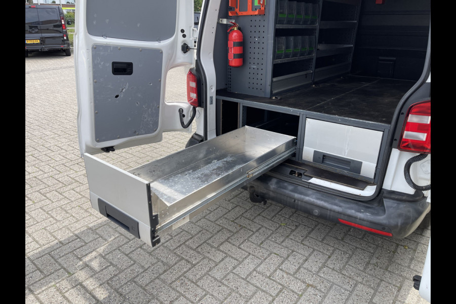 Volkswagen Transporter 2.0 TDI 102pk L1H1 Comfortline / bpm vrij / euro 6 diesel / prijs rijklaar € 16.950 ex btw / lease vanaf € 285 / Bott ingerichte laadruimte / airco / cruise / trekhaak 2200 kg !