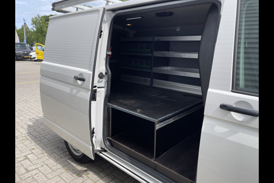 Volkswagen Transporter 2.0 TDI 102pk L1H1 Comfortline / bpm vrij / euro 6 diesel / prijs rijklaar € 16.950 ex btw / lease vanaf € 285 / Bott ingerichte laadruimte / airco / cruise / trekhaak 2200 kg !