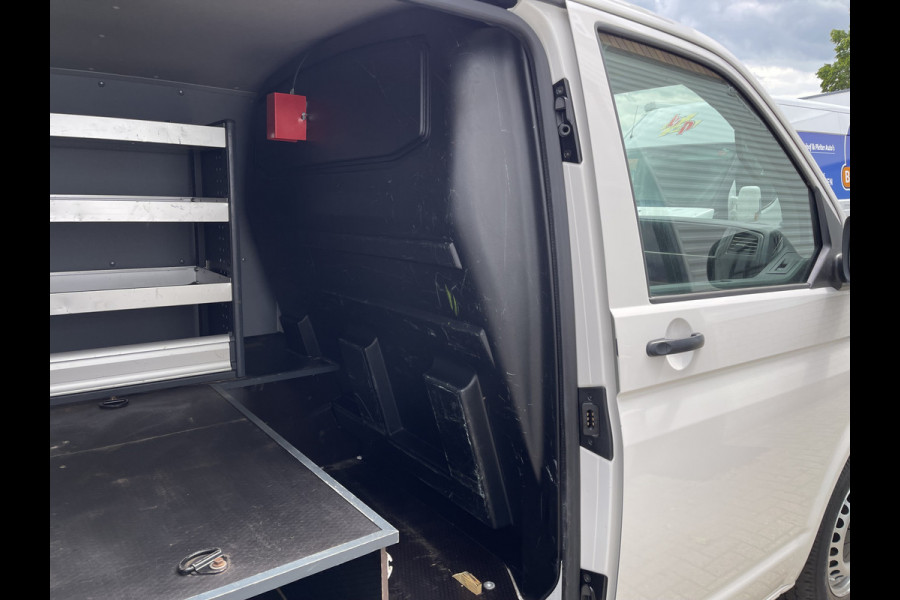 Volkswagen Transporter 2.0 TDI 102pk L1H1 Comfortline / bpm vrij / euro 6 diesel / prijs rijklaar € 16.950 ex btw / lease vanaf € 285 / Bott ingerichte laadruimte / airco / cruise / trekhaak 2200 kg !