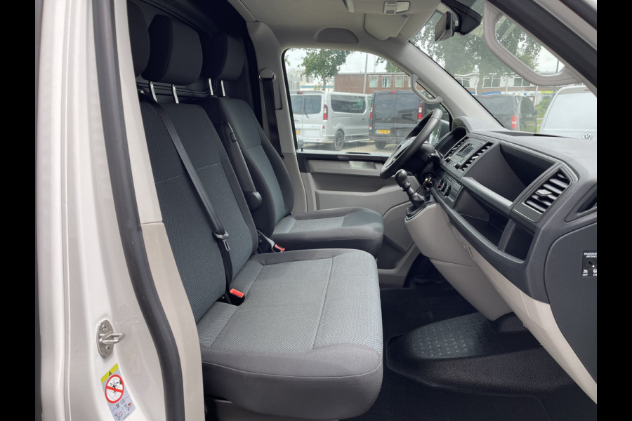 Volkswagen Transporter 2.0 TDI 102pk L1H1 Comfortline / bpm vrij / euro 6 diesel / prijs rijklaar € 16.950 ex btw / lease vanaf € 285 / Bott ingerichte laadruimte / airco / cruise / trekhaak 2200 kg !