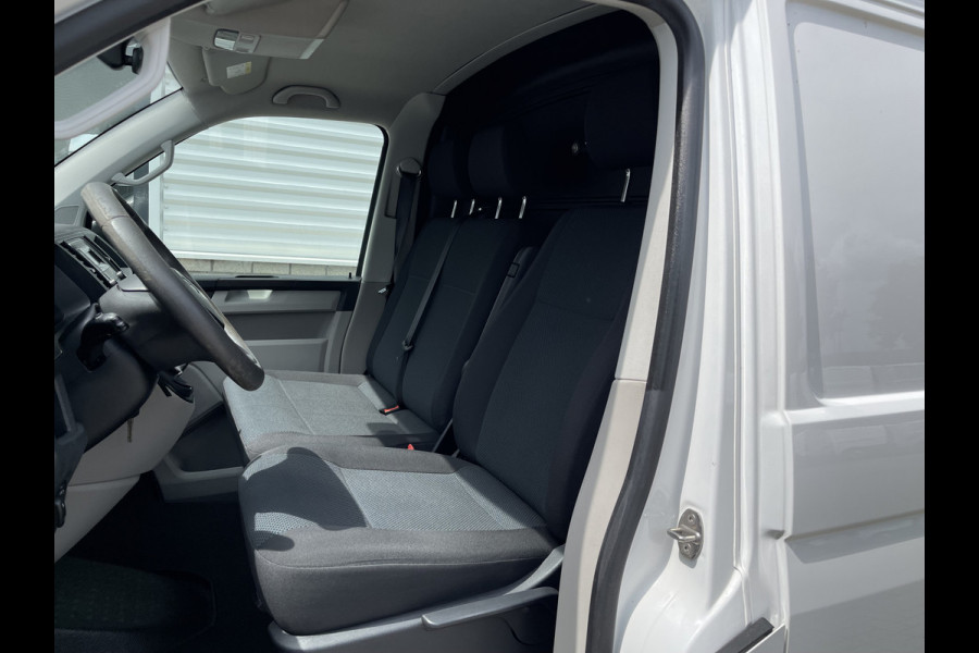 Volkswagen Transporter 2.0 TDI 102pk L1H1 Comfortline / bpm vrij / euro 6 diesel / prijs rijklaar € 16.950 ex btw / lease vanaf € 285 / Bott ingerichte laadruimte / airco / cruise / trekhaak 2200 kg !
