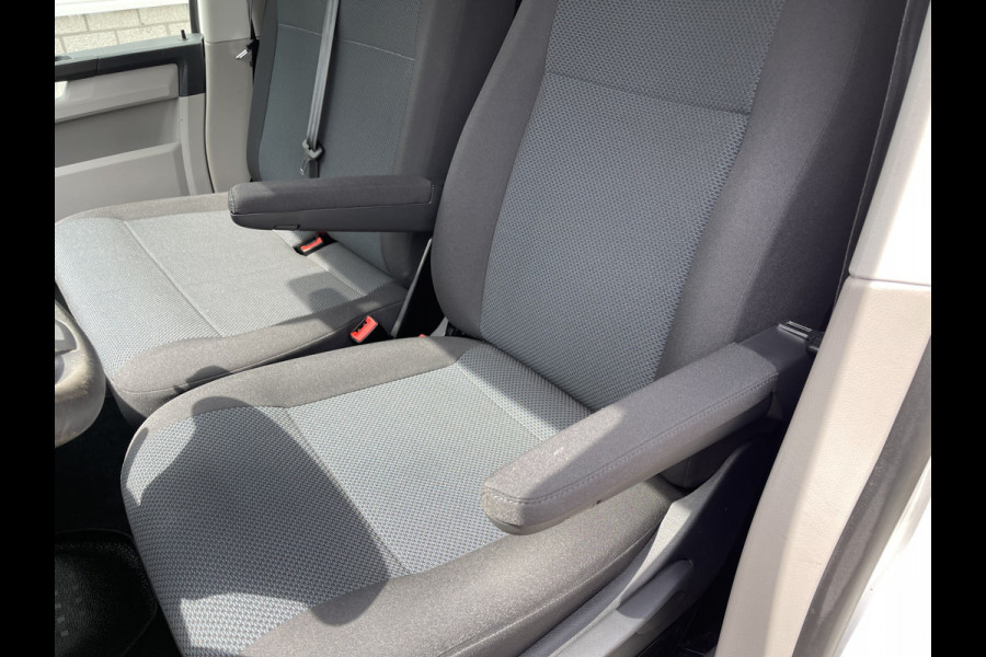 Volkswagen Transporter 2.0 TDI 102pk L1H1 Comfortline / bpm vrij / euro 6 diesel / prijs rijklaar € 16.950 ex btw / lease vanaf € 285 / Bott ingerichte laadruimte / airco / cruise / trekhaak 2200 kg !