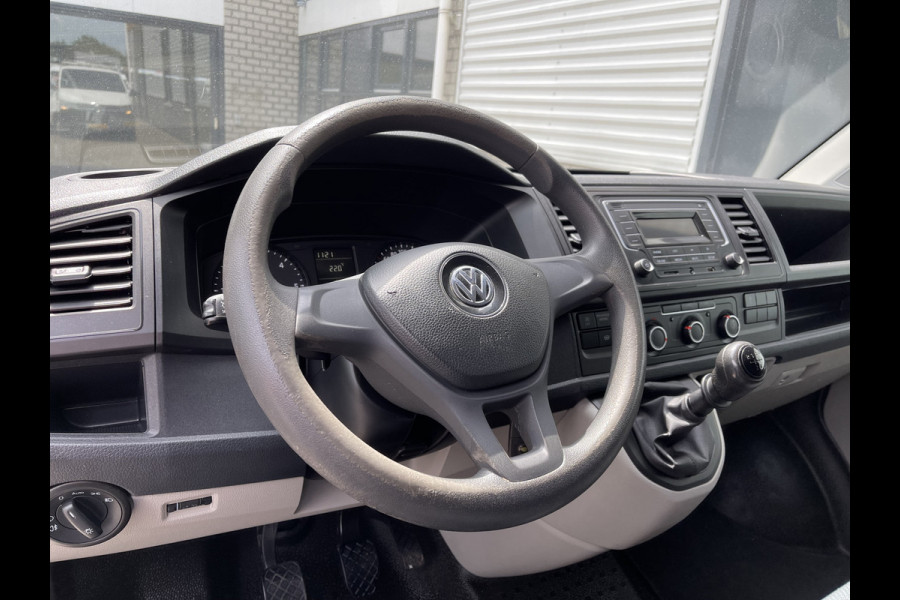 Volkswagen Transporter 2.0 TDI 102pk L1H1 Comfortline / bpm vrij / euro 6 diesel / prijs rijklaar € 16.950 ex btw / lease vanaf € 285 / Bott ingerichte laadruimte / airco / cruise / trekhaak 2200 kg !