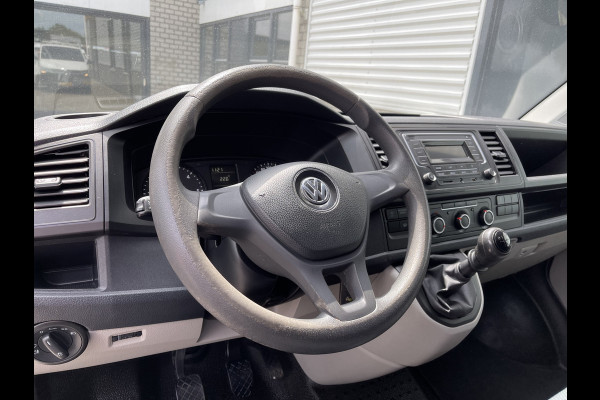 Volkswagen Transporter 2.0 TDI 102pk L1H1 Comfortline / bpm vrij / euro 6 diesel / prijs rijklaar € 16.950 ex btw / lease vanaf € 285 / Bott ingerichte laadruimte / airco / cruise / trekhaak 2200 kg !