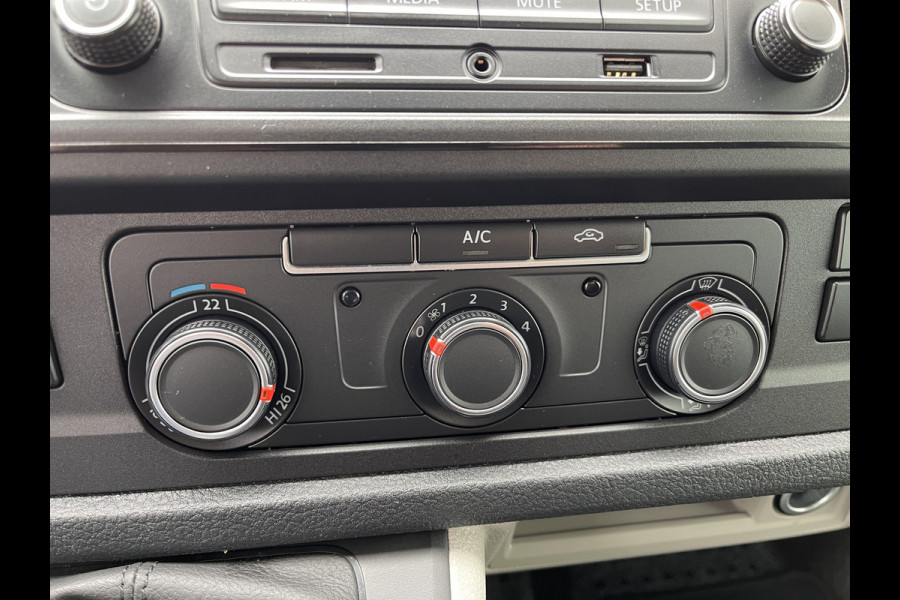 Volkswagen Transporter 2.0 TDI 102pk L1H1 Comfortline / bpm vrij / euro 6 diesel / prijs rijklaar € 16.950 ex btw / lease vanaf € 285 / Bott ingerichte laadruimte / airco / cruise / trekhaak 2200 kg !