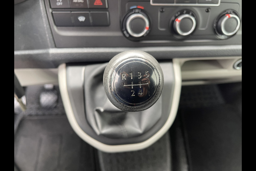 Volkswagen Transporter 2.0 TDI 102pk L1H1 Comfortline / bpm vrij / euro 6 diesel / prijs rijklaar € 16.950 ex btw / lease vanaf € 285 / Bott ingerichte laadruimte / airco / cruise / trekhaak 2200 kg !