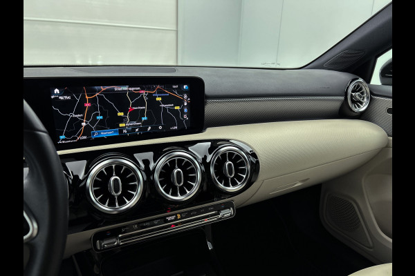 Mercedes-Benz A-Klasse 160 Advantage % spaaks lichtmetalen velgen | MBUX wide screen | Navigatie | Parking support met  camera achter | Inclusief 24 maanden Mercedes-Benz Certified garantie voor Europa.