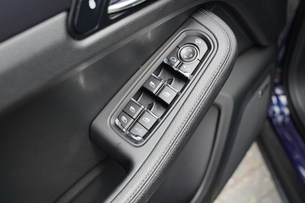 Porsche Macan 2.0 | Panorama | Bose Sound System | PASM | Sport Chrono | Stoelverwarming | Facelift | Comfortstoelen | Lane Assist