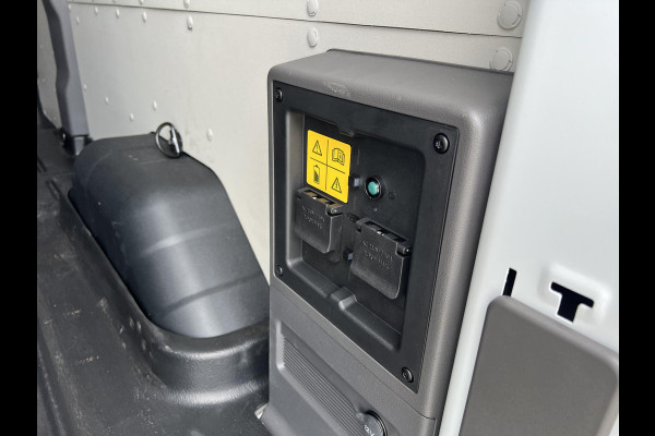 Ford E-Transit 350 L3H3 Trend 68 kWh Zuid | 184pk | Pro Power on board | Navigatie | Hoog Dak | Adaptieve Cruise | Digitale binnenspiegel | Keyless entry | Laadruimte bescherming | All season banden | Reservewiel | Perimetrisch alarm