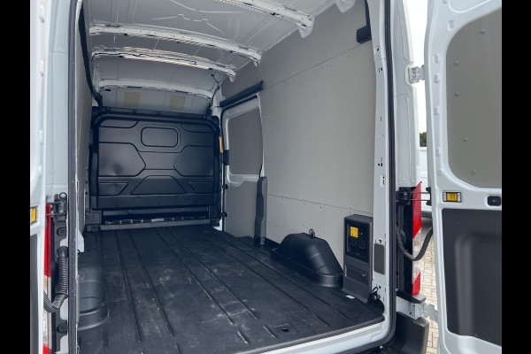 Ford E-Transit 350 L3H3 Trend 68 kWh Zuid | 184pk | Pro Power on board | Navigatie | Hoog Dak | Adaptieve Cruise | Digitale binnenspiegel | Keyless entry | Laadruimte bescherming | All season banden | Reservewiel | Perimetrisch alarm