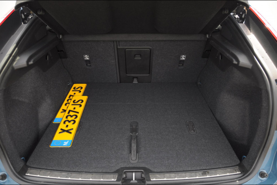 Volvo C40 Single Motor Extended Range Ultimate 82 kWh / Adaptieve cruise control / Parkeersensoren met 360 camera / Apple carplay / Keyless entry / Elektrische achterklep / Stoel - en stuurwielverwarming / Elektrische stoelen met geheugen / Harman Kardon audio