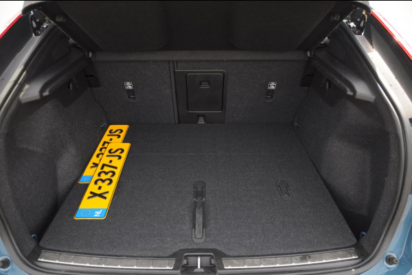 Volvo C40 Single Motor Extended Range Ultimate 82 kWh / Adaptieve cruise control / Parkeersensoren met 360 camera / Apple carplay / Keyless entry / Elektrische achterklep / Stoel - en stuurwielverwarming / Elektrische stoelen met geheugen / Harman Kardon audio