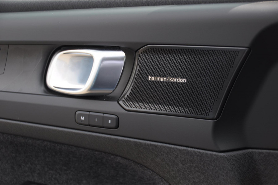 Volvo C40 Single Motor Extended Range Ultimate 82 kWh / Adaptieve cruise control / Parkeersensoren met 360 camera / Apple carplay / Keyless entry / Elektrische achterklep / Stoel - en stuurwielverwarming / Elektrische stoelen met geheugen / Harman Kardon audio