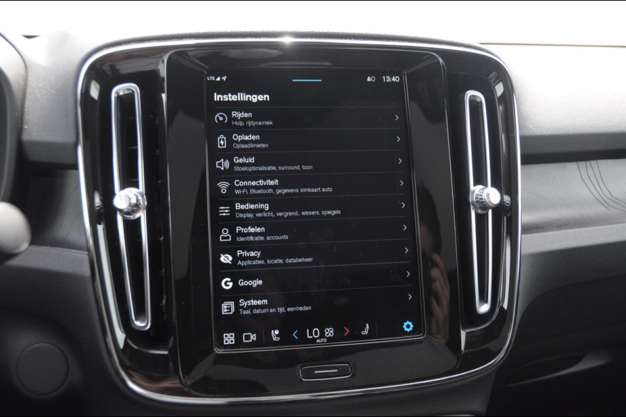 Volvo C40 Single Motor Extended Range Ultimate 82 kWh / Adaptieve cruise control / Parkeersensoren met 360 camera / Apple carplay / Keyless entry / Elektrische achterklep / Stoel - en stuurwielverwarming / Elektrische stoelen met geheugen / Harman Kardon audio