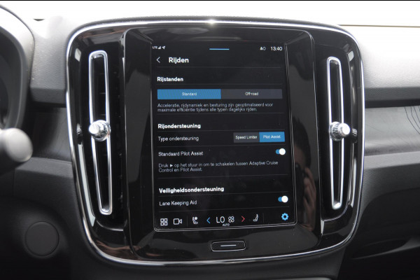 Volvo C40 Single Motor Extended Range Ultimate 82 kWh / Adaptieve cruise control / Parkeersensoren met 360 camera / Apple carplay / Keyless entry / Elektrische achterklep / Stoel - en stuurwielverwarming / Elektrische stoelen met geheugen / Harman Kardon audio