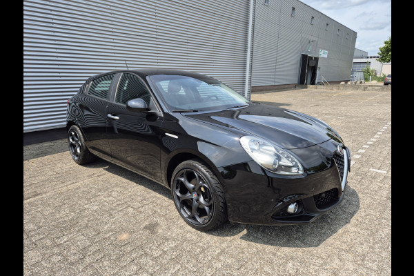 Alfa Romeo Giulietta 1.4 Turbo airco,cruisecontrol,navigatie,parkeersensoren,