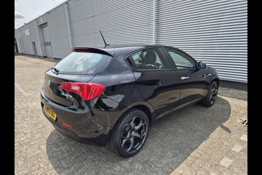 Alfa Romeo Giulietta 1.4 Turbo airco,cruisecontrol,navigatie,parkeersensoren,