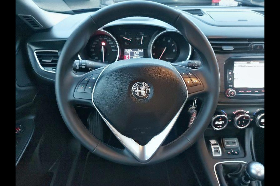 Alfa Romeo Giulietta 1.4 Turbo airco,cruisecontrol,navigatie,parkeersensoren,