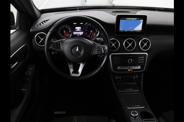 Mercedes-Benz A-Klasse 180 Urban | Stoelverwarming | Navigatie | Sportstoelen | Half leder | Cruise control | Park Assist | Airco | Bluetooth