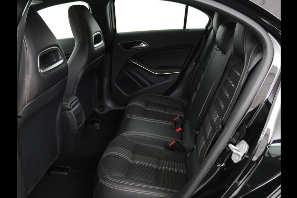 Mercedes-Benz A-Klasse 180 Urban | Stoelverwarming | Navigatie | Sportstoelen | Half leder | Cruise control | Park Assist | Airco | Bluetooth