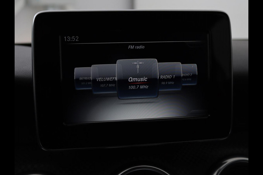 Mercedes-Benz A-Klasse 180 Urban | Stoelverwarming | Navigatie | Sportstoelen | Half leder | Cruise control | Park Assist | Airco | Bluetooth