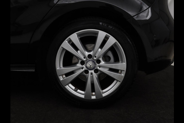Mercedes-Benz A-Klasse 180 Urban | Stoelverwarming | Navigatie | Sportstoelen | Half leder | Cruise control | Park Assist | Airco | Bluetooth