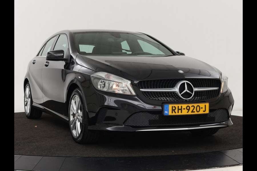 Mercedes-Benz A-Klasse 180 Urban | Stoelverwarming | Navigatie | Sportstoelen | Half leder | Cruise control | Park Assist | Airco | Bluetooth