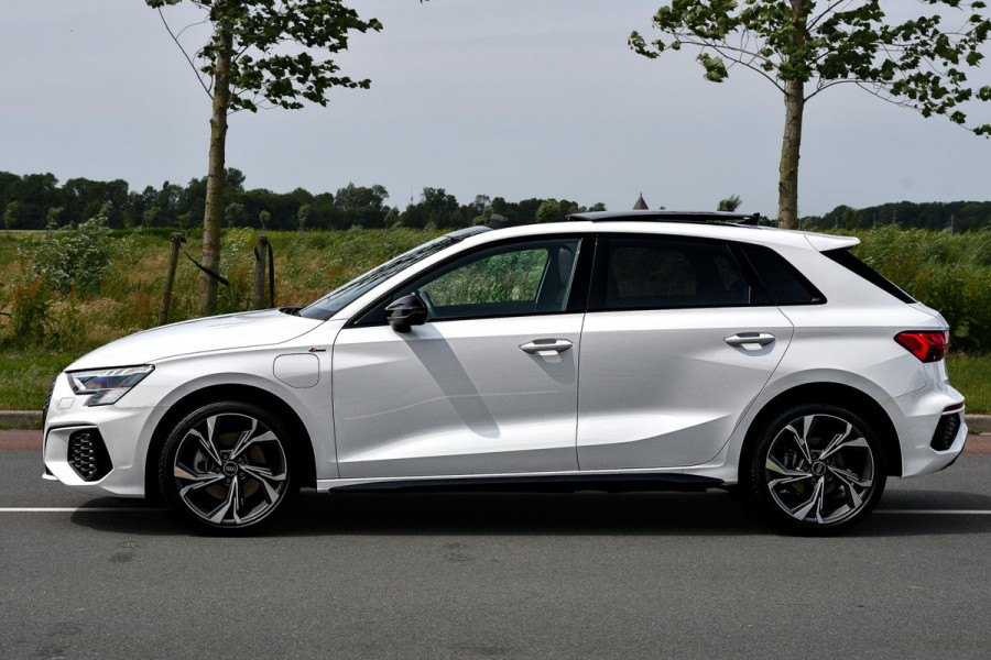 Audi A3 Sportback 40 TFSI e S-Line. Pano, ACC, HUD, Keyless, Camera, Matrix, CarPlay!