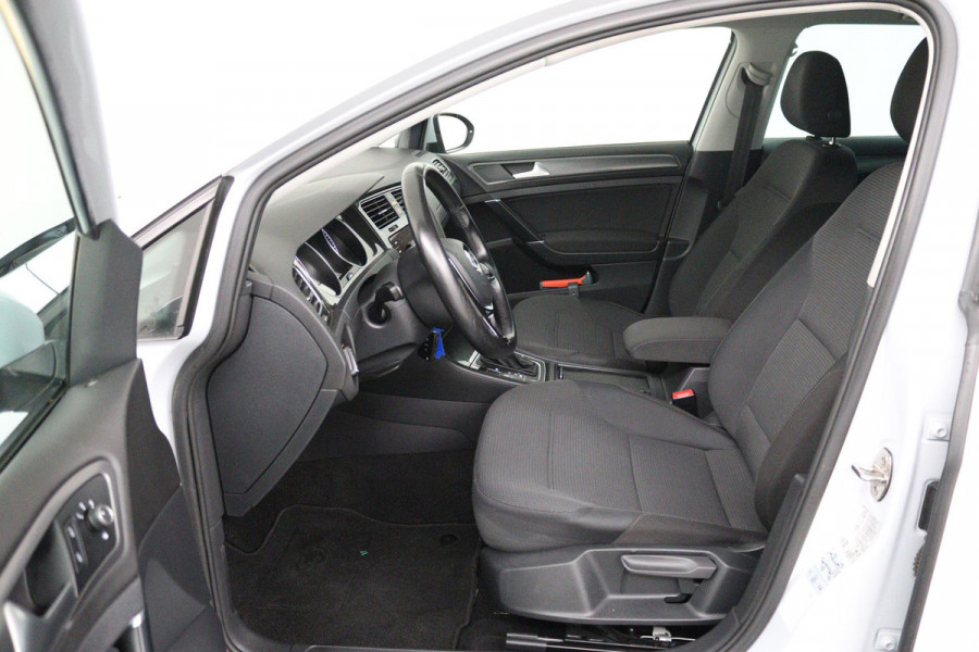 Volkswagen Golf 1.0 TSI Comfortline Automaat (NAVIGATIE, CARPLAY, STUURBEDIENING, PARKEERSENSOREN, CLIMA)