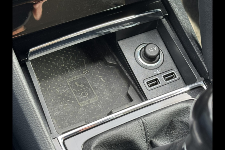 Škoda Karoq 1.0 TSI Style Camera Clima Cruise Trekhaak Inductie laden Navigatie Keyless