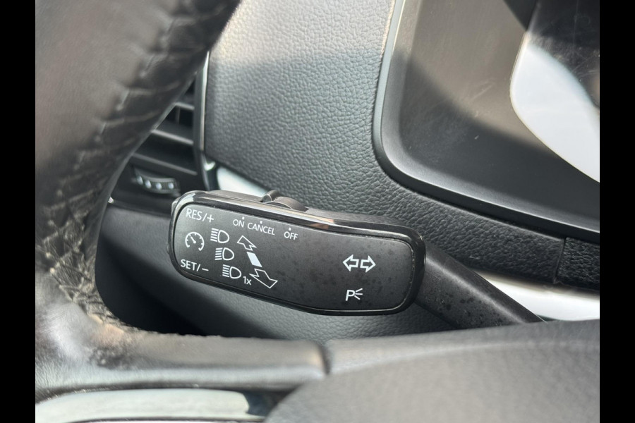 Škoda Karoq 1.0 TSI Style Camera Clima Cruise Trekhaak Inductie laden Navigatie Keyless
