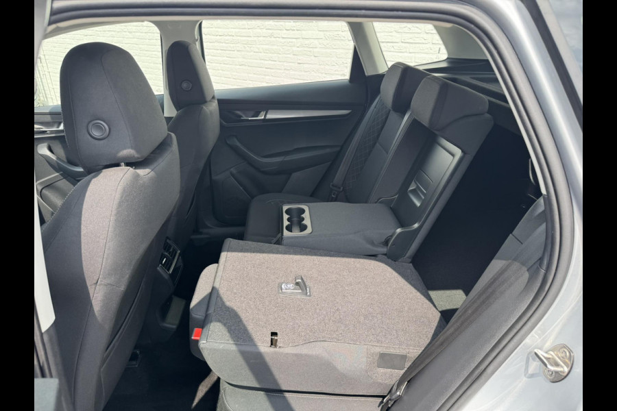 Škoda Karoq 1.0 TSI Style Camera Clima Cruise Trekhaak Inductie laden Navigatie Keyless