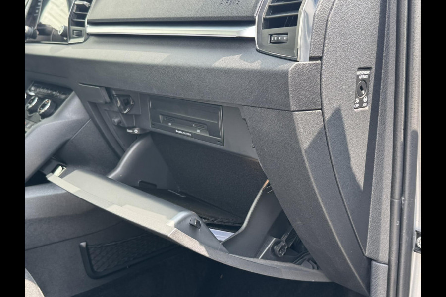 Škoda Karoq 1.0 TSI Style Camera Clima Cruise Trekhaak Inductie laden Navigatie Keyless