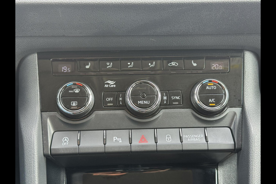 Škoda Karoq 1.0 TSI Style Camera Clima Cruise Trekhaak Inductie laden Navigatie Keyless