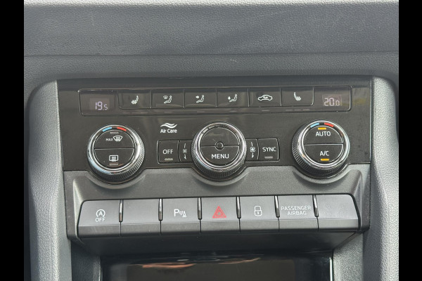 Škoda Karoq 1.0 TSI Style Camera Clima Cruise Trekhaak Inductie laden Navigatie Keyless