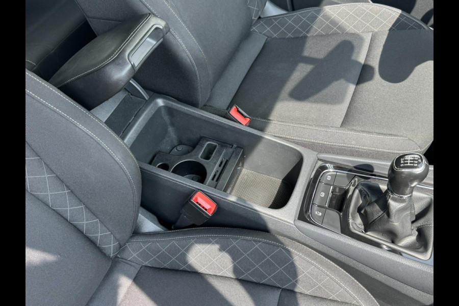 Škoda Karoq 1.0 TSI Style Camera Clima Cruise Trekhaak Inductie laden Navigatie Keyless