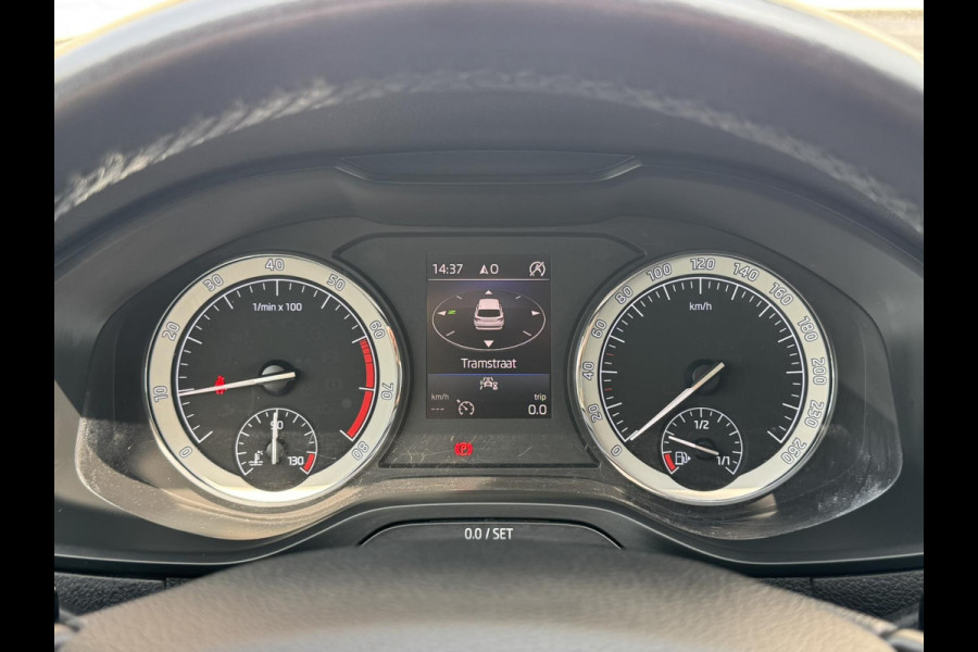 Škoda Karoq 1.0 TSI Style Camera Clima Cruise Trekhaak Inductie laden Navigatie Keyless