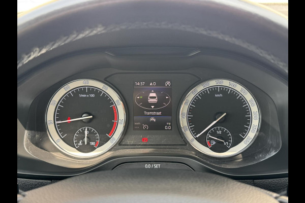 Škoda Karoq 1.0 TSI Style Camera Clima Cruise Trekhaak Inductie laden Navigatie Keyless