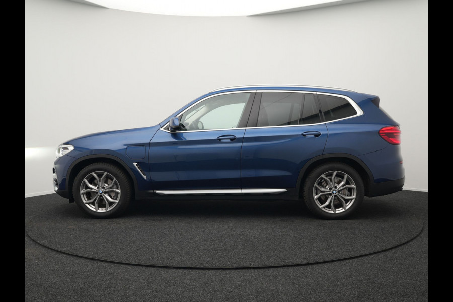 BMW X3 xDrive30e X Line Plug In Hybrid 293pk PHEV | Trekhaak af Fabriek | Adaptive Cruise | Apple Carplay | Sportstoelen Verwarmd | 19"L.M | Sfeerverlichting | Navi Full Map |