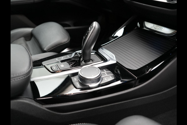 BMW X3 xDrive30e X Line Plug In Hybrid 293pk PHEV | Trekhaak af Fabriek | Adaptive Cruise | Apple Carplay | Sportstoelen Verwarmd | 19"L.M | Sfeerverlichting | Navi Full Map |