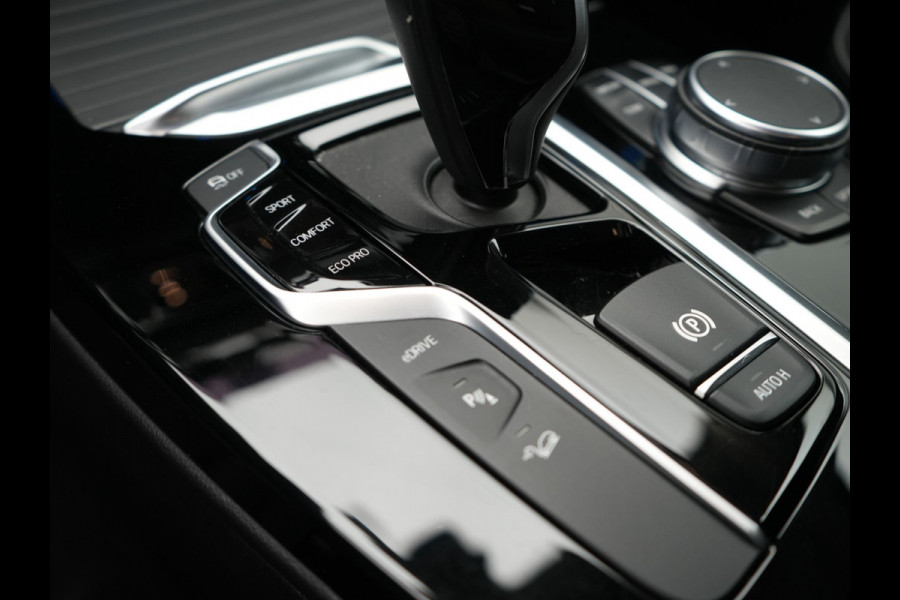 BMW X3 xDrive30e X Line Plug In Hybrid 293pk PHEV | Trekhaak af Fabriek | Adaptive Cruise | Apple Carplay | Sportstoelen Verwarmd | 19"L.M | Sfeerverlichting | Navi Full Map |