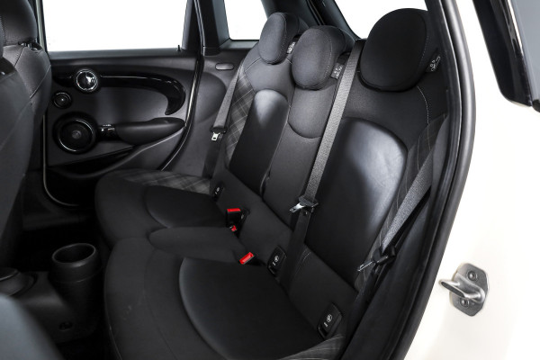 MINI Mini 1.5 Cooper Pepper Serious Business - Automaat | Cruise | Harman/kardon | Stoelverw. | PDC | NAV | ECC | LM 17" |