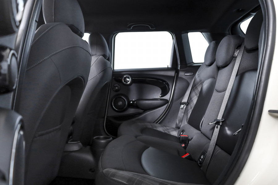 MINI Mini 1.5 Cooper Pepper Serious Business - Automaat | Cruise | Harman/kardon | Stoelverw. | PDC | NAV | ECC | LM 17" |