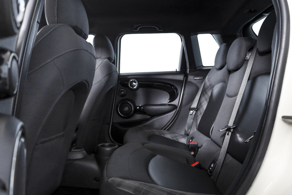 MINI Mini 1.5 Cooper Pepper Serious Business - Automaat | Cruise | Harman/kardon | Stoelverw. | PDC | NAV | ECC | LM 17" |