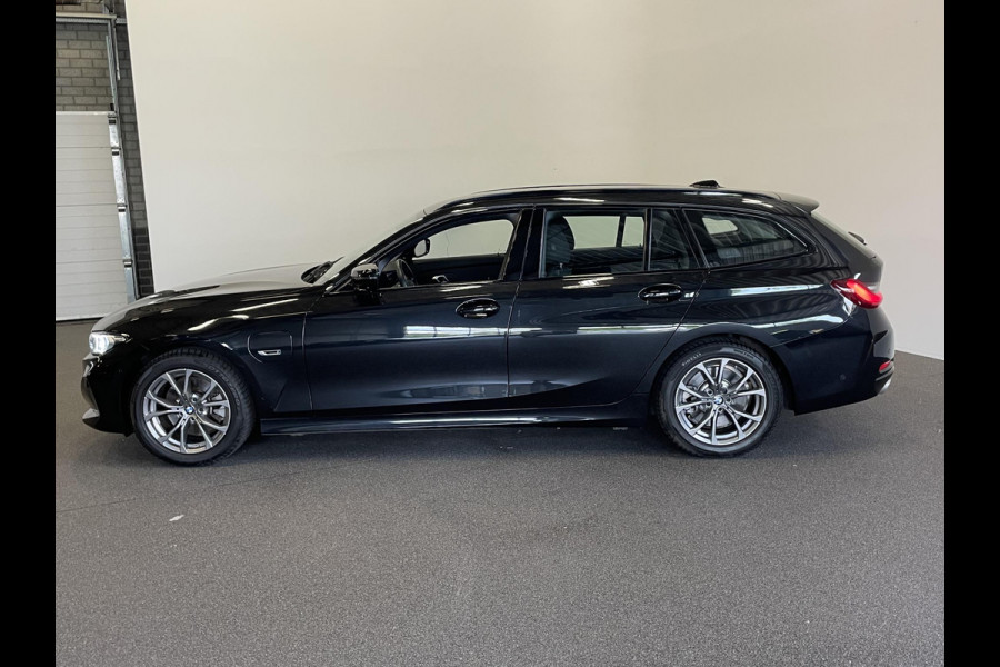 BMW 3 Serie Touring 320e Climate control Adaptive cruise control Parkeersensoren Navigatie LED Apple Carplay/ Android Auto
