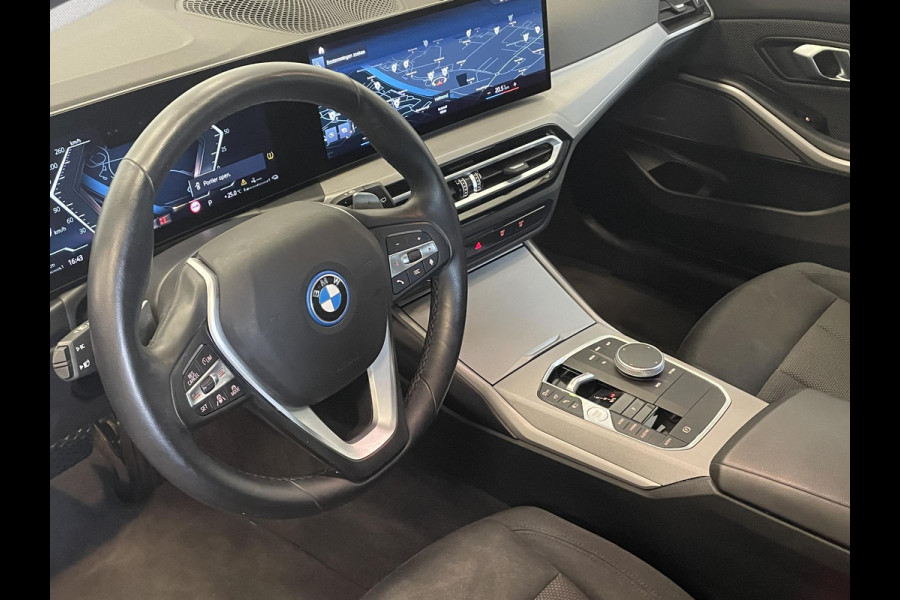 BMW 3 Serie Touring 320e Climate control Adaptive cruise control Parkeersensoren Navigatie LED Apple Carplay/ Android Auto